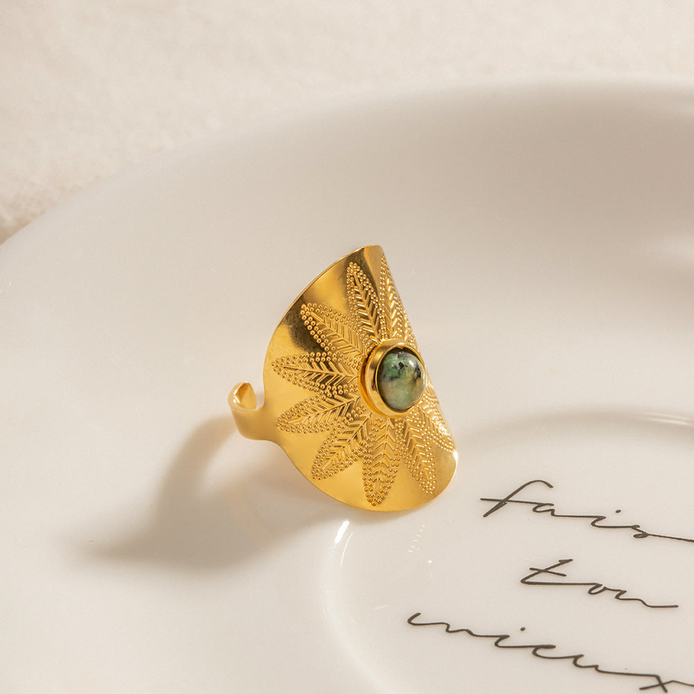 Aksum Ring – Anel com Turquesa Africana esculpida e base metálica larga estilo boho-chic