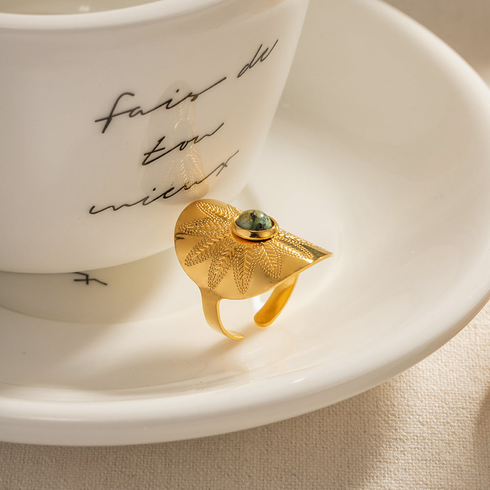 Aksum Ring – Anel com Turquesa Africana esculpida e base metálica larga estilo boho-chic