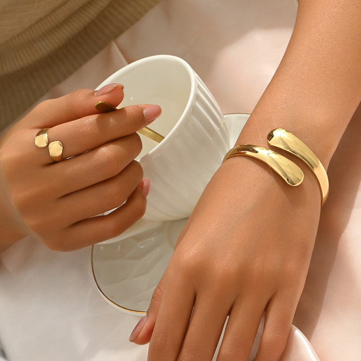 Forma Libera - Conjunto Dourado de Pulseira e Anel com Design Orgânico | Serenyah