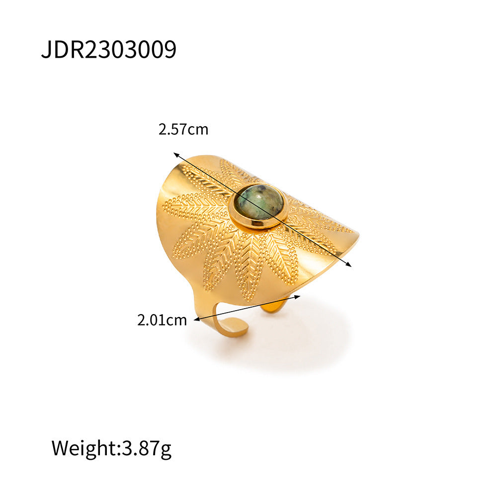 Aksum Ring – Anel com Turquesa Africana esculpida e base metálica larga estilo boho-chic