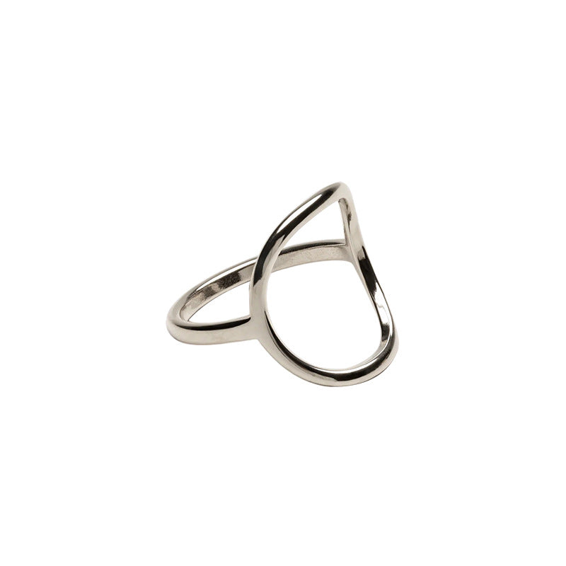 Aluna Ring – Anel moderno com forma orgânica vazada e acabamento dourado polido