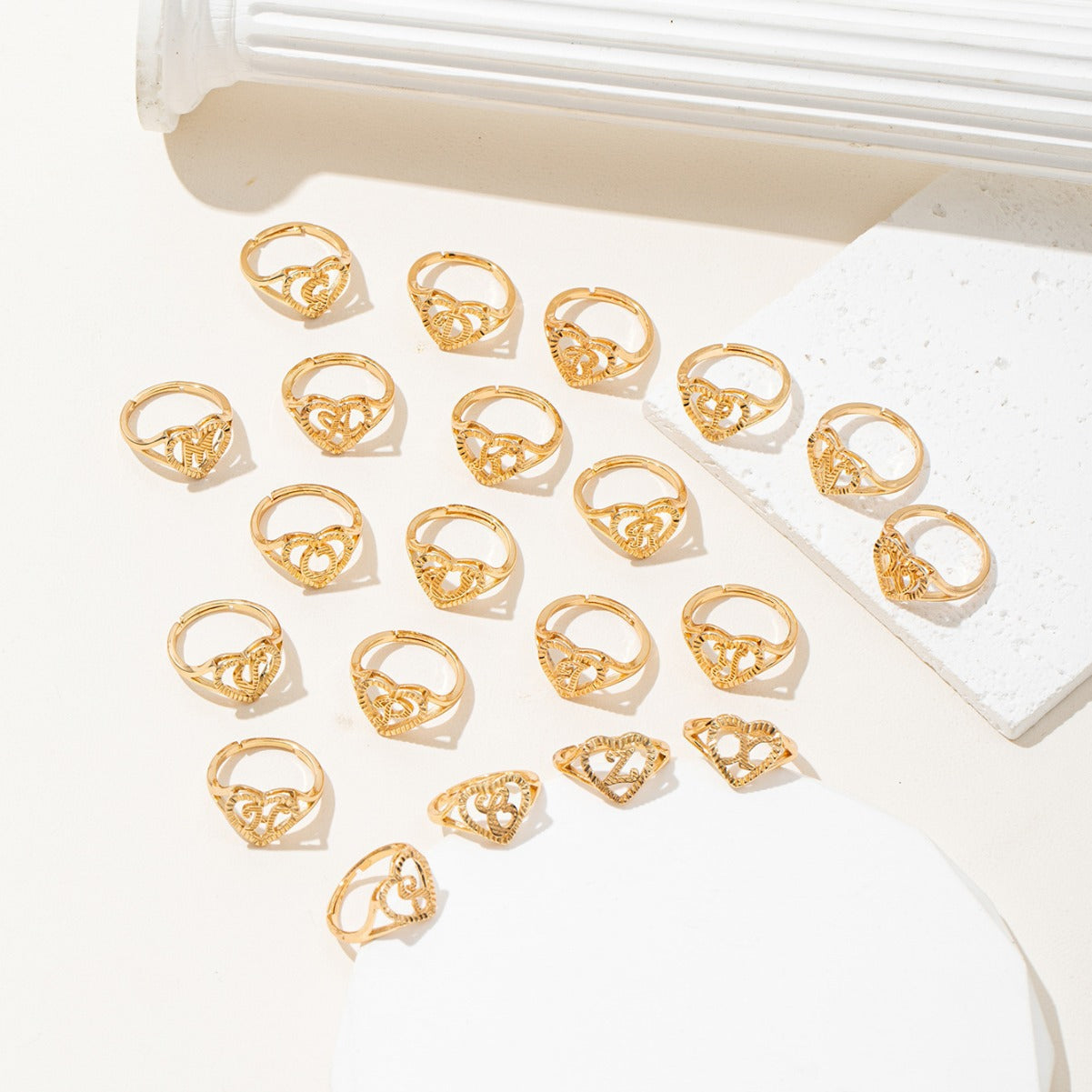 Initiale Ring – Anel com letra do alfabeto em design minimalista