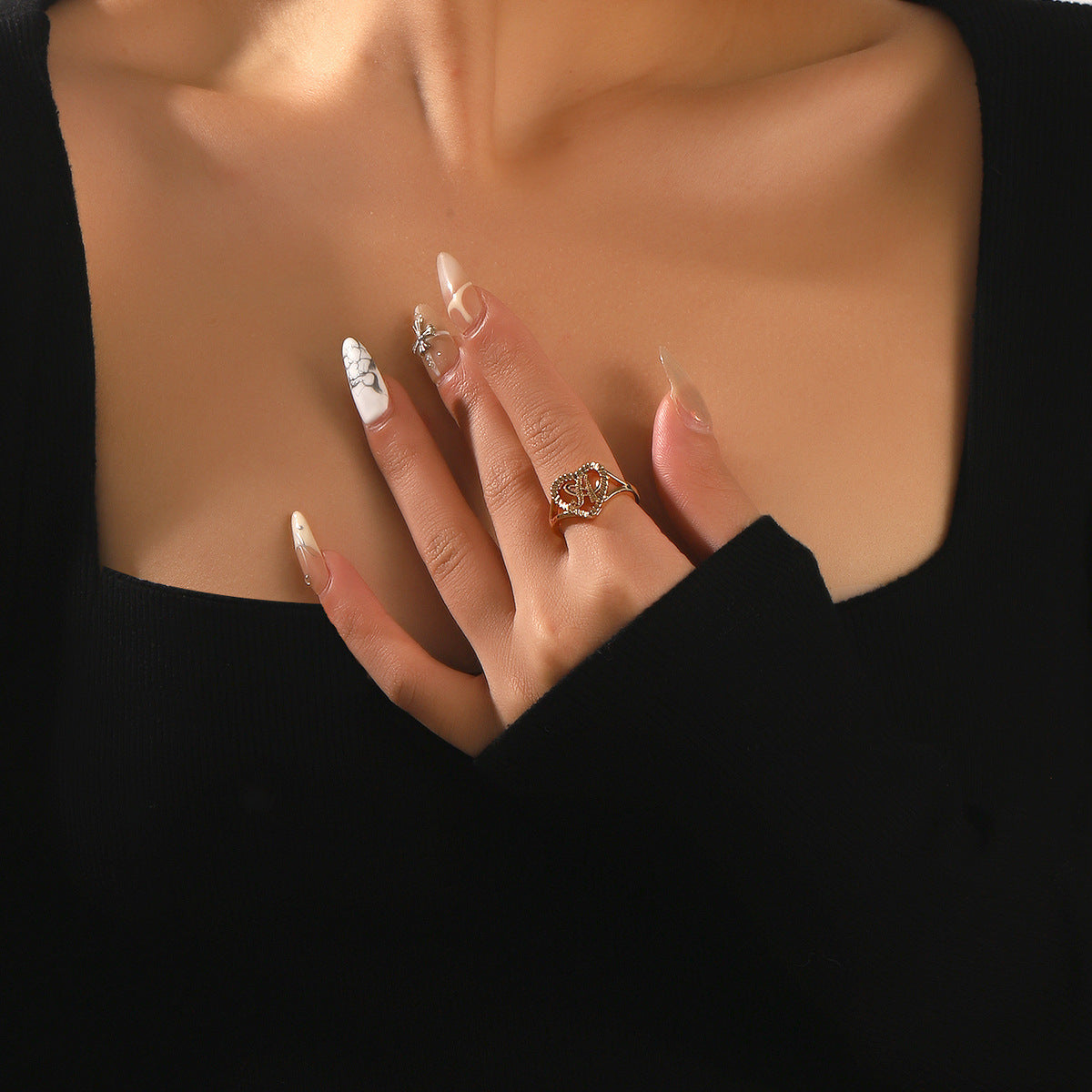 Initiale Ring – Anel com letra do alfabeto em design minimalista