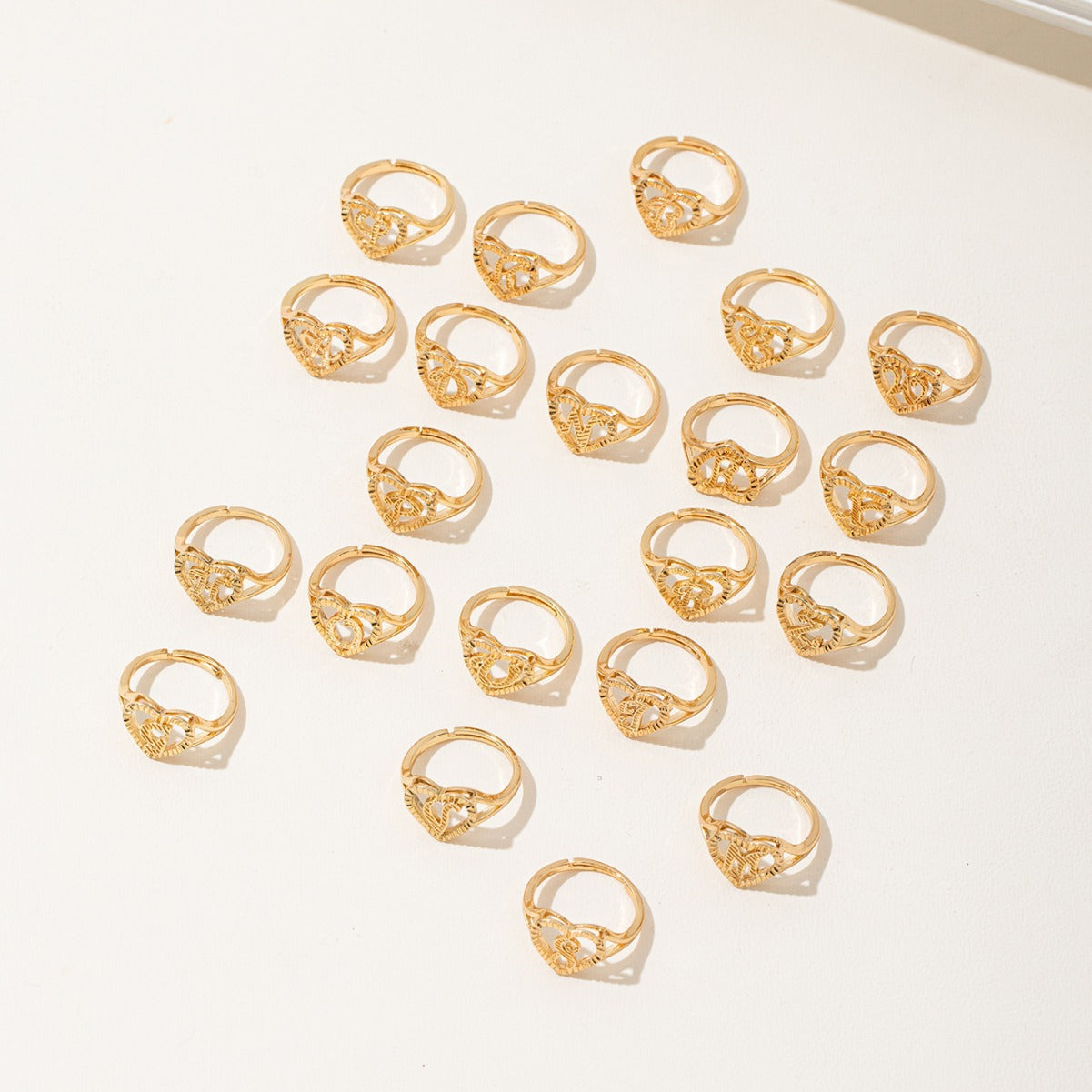 Initiale Ring – Anel com letra do alfabeto em design minimalista