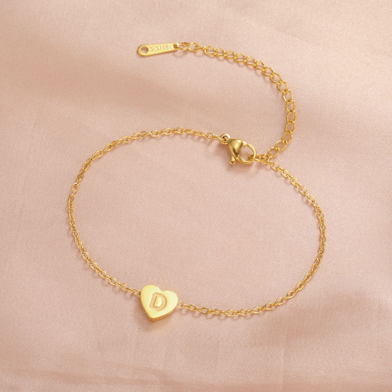 Pulseira Lettera Cuore com Inicial Gravada em Dourado ou Prateado Serenyah