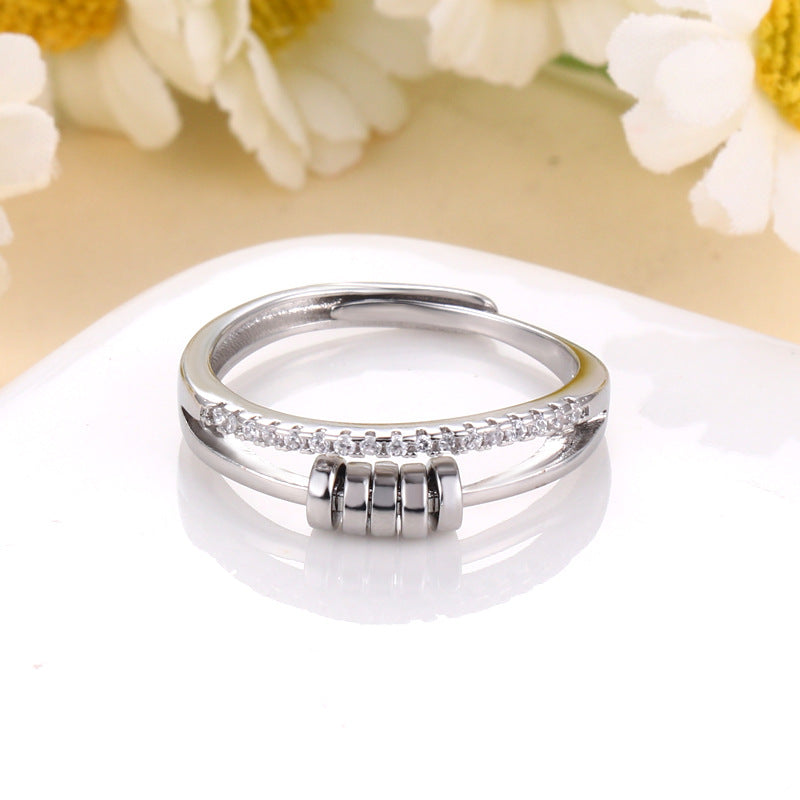 Axia Ring – Anel moderno com hastes paralelas e detalhes cilíndricos metálicos polidos