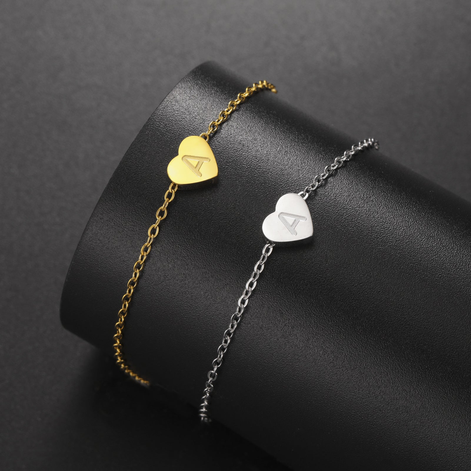 Pulseira Lettera Cuore com Inicial Gravada em Dourado ou Prateado Serenyah