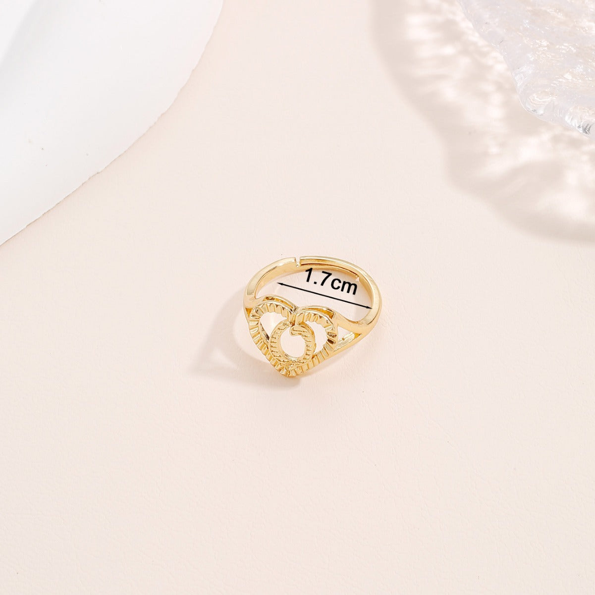 Initiale Ring – Anel com letra do alfabeto em design minimalista