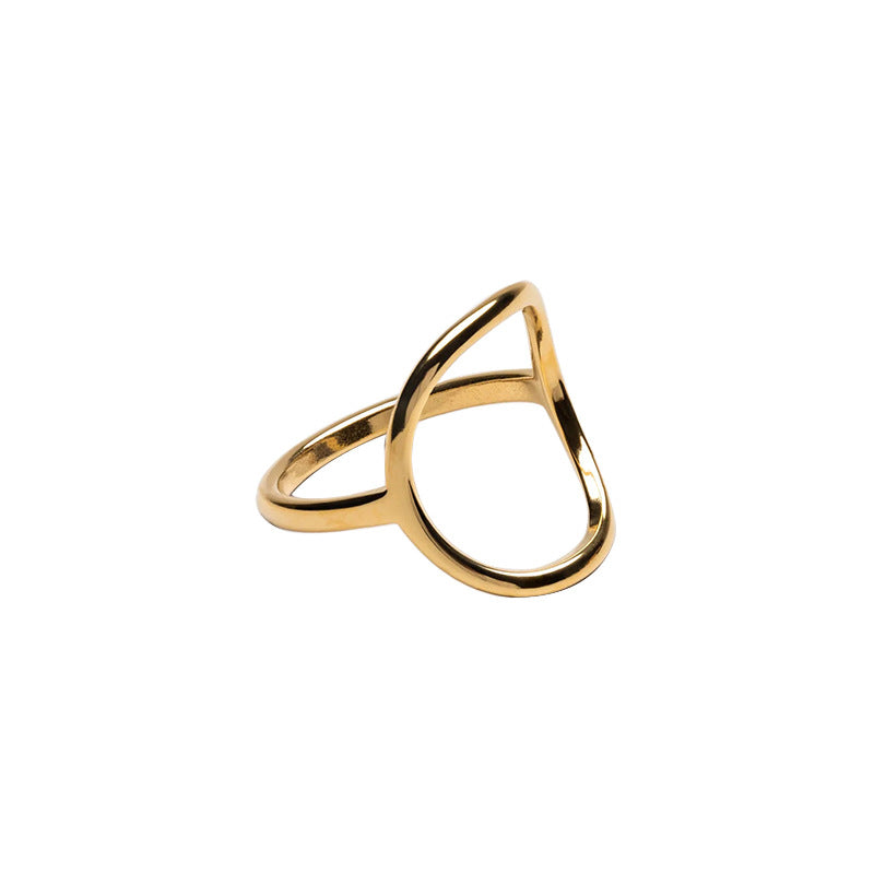 Aluna Ring – Anel moderno com forma orgânica vazada e acabamento dourado polido
