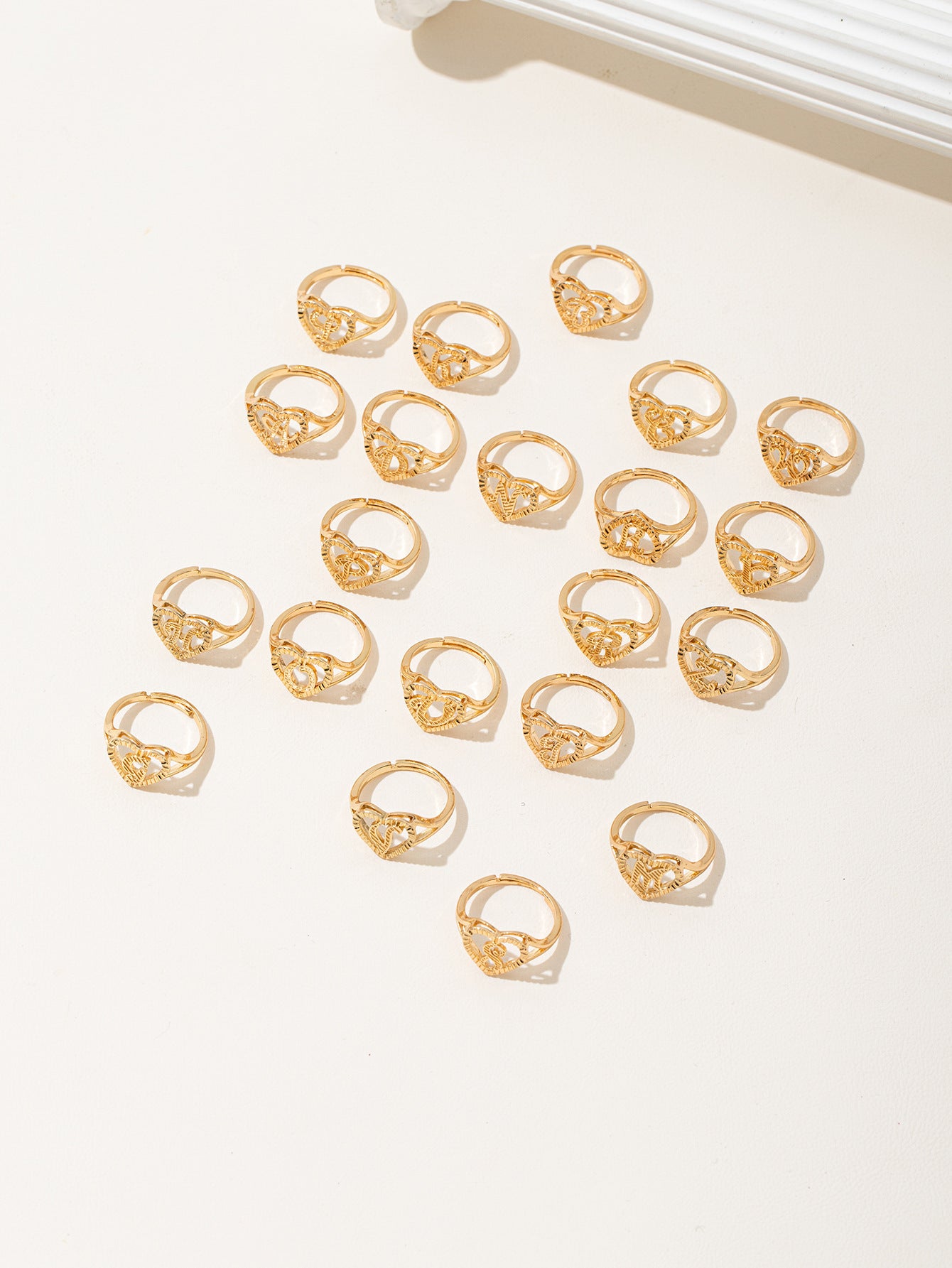 Initiale Ring – Anel com letra do alfabeto em design minimalista