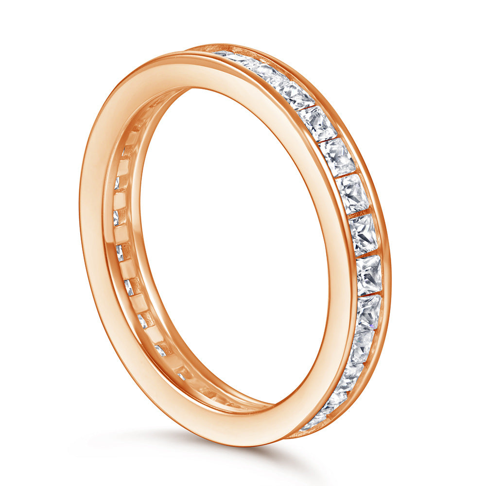 Liora Ring – Anel em Prata 925 com micro zircônias em linha contínua e aro plano