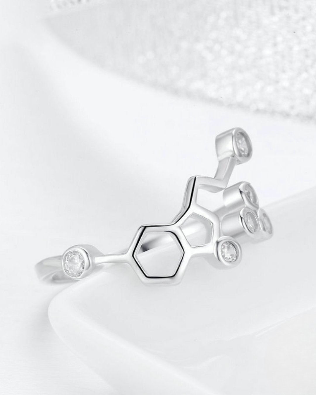 Alvéa Ring – Anel em Prata 925 com design hexagonal inspirado na beleza das colmeias