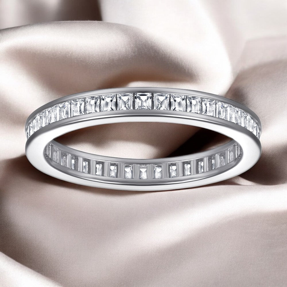 Liora Ring – Anel em Prata 925 com micro zircônias em linha contínua e aro plano