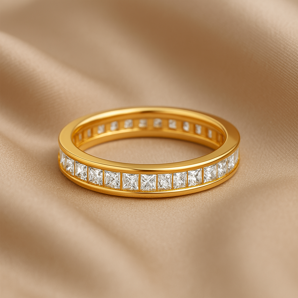 Liora Ring – Anel em Prata 925 com micro zircônias em linha contínua e aro plano