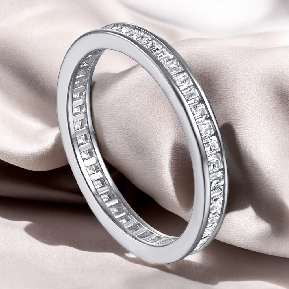 Liora Ring – Anel em Prata 925 com micro zircônias em linha contínua e aro plano