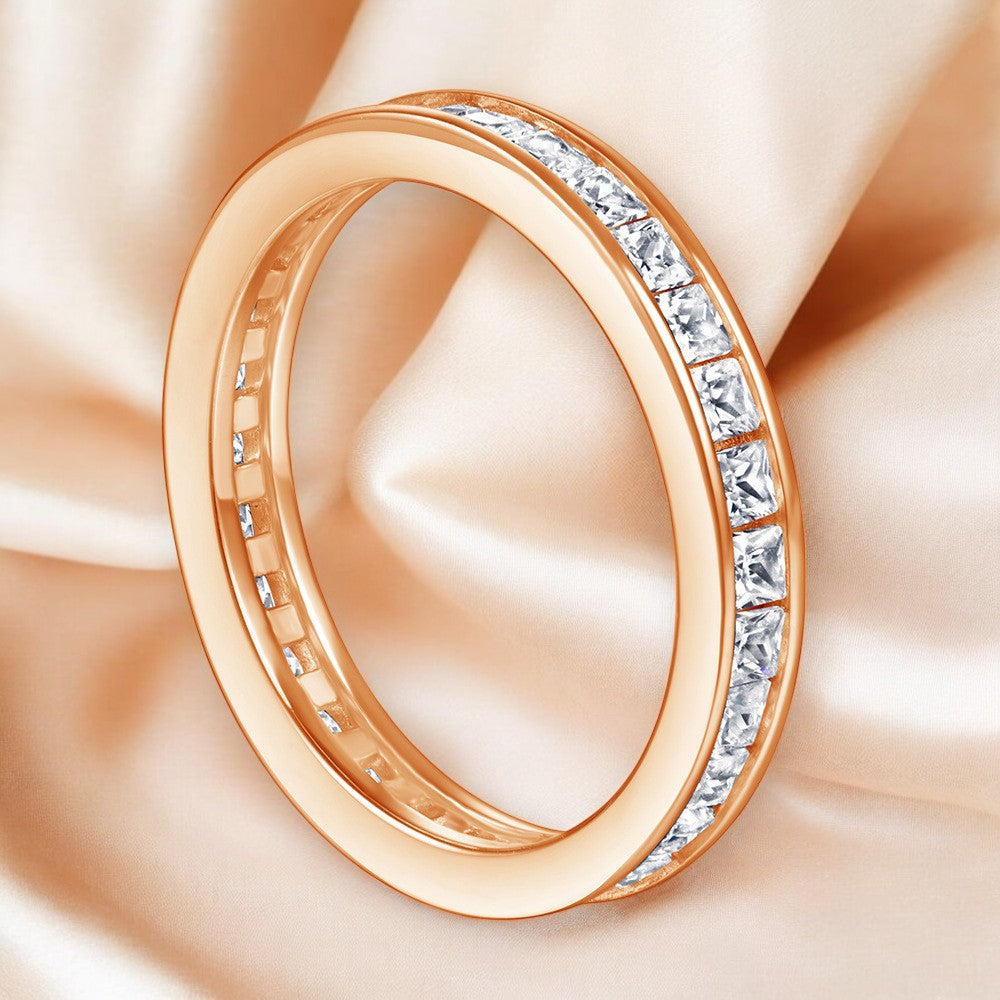 Liora Ring – Anel em Prata 925 com micro zircônias em linha contínua e aro plano