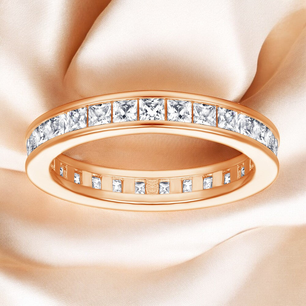 Liora Ring – Anel em Prata 925 com micro zircônias em linha contínua e aro plano