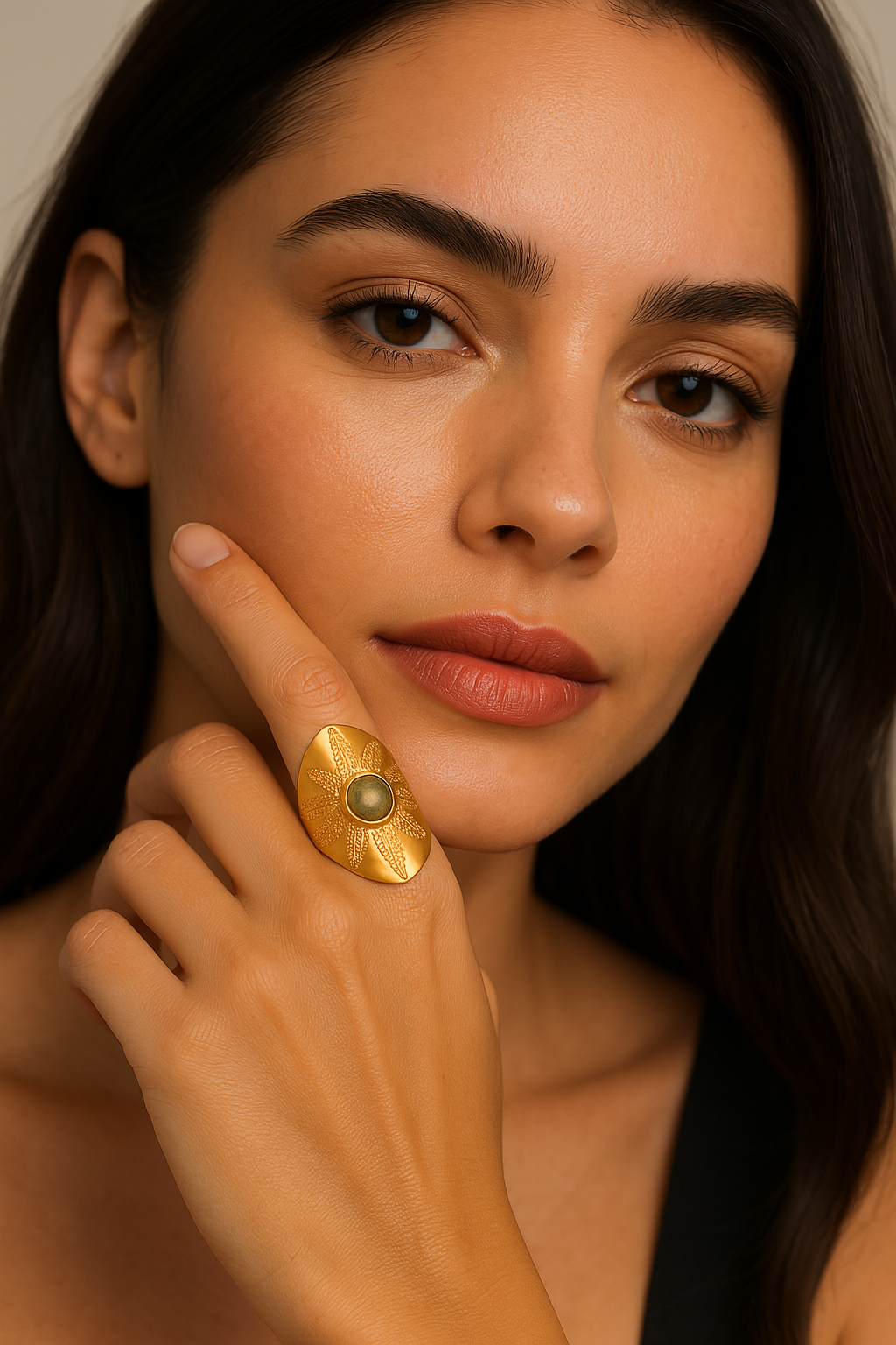 Aksum Ring – Anel com Turquesa Africana esculpida e base metálica larga estilo boho-chic