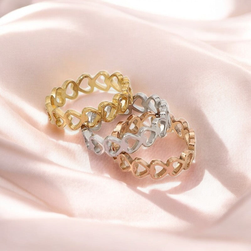 Amoura Ring – Anel com corações vazados em aço inox dourado, rosé ou prateado