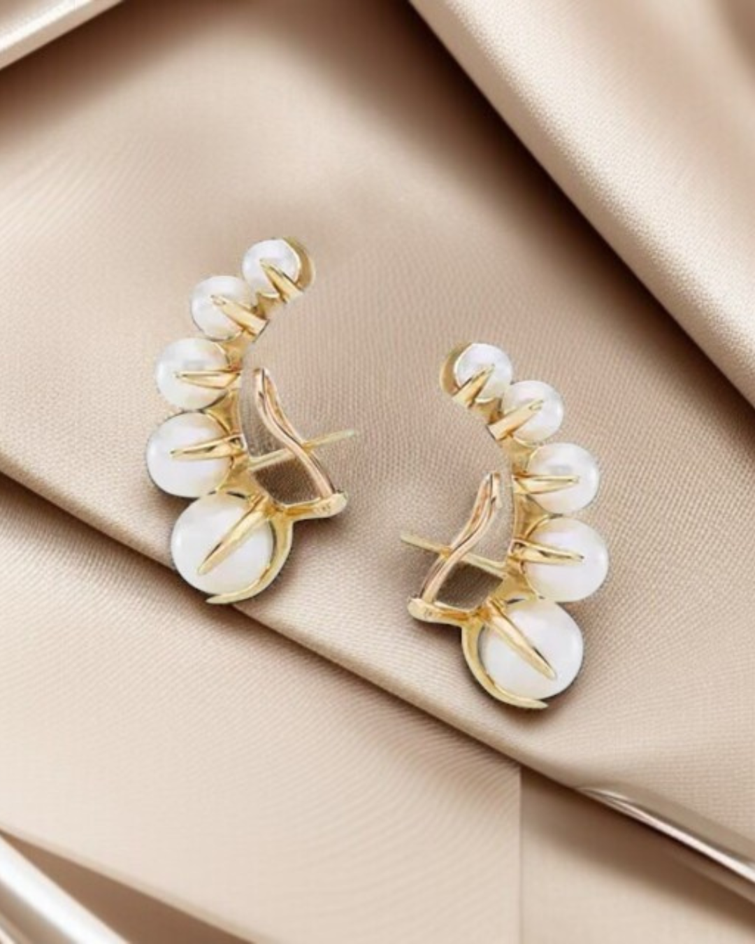 Bellamé Earrings - Brinco ear cuff com pérolas elegantes e banho de ouro para um toque refinado