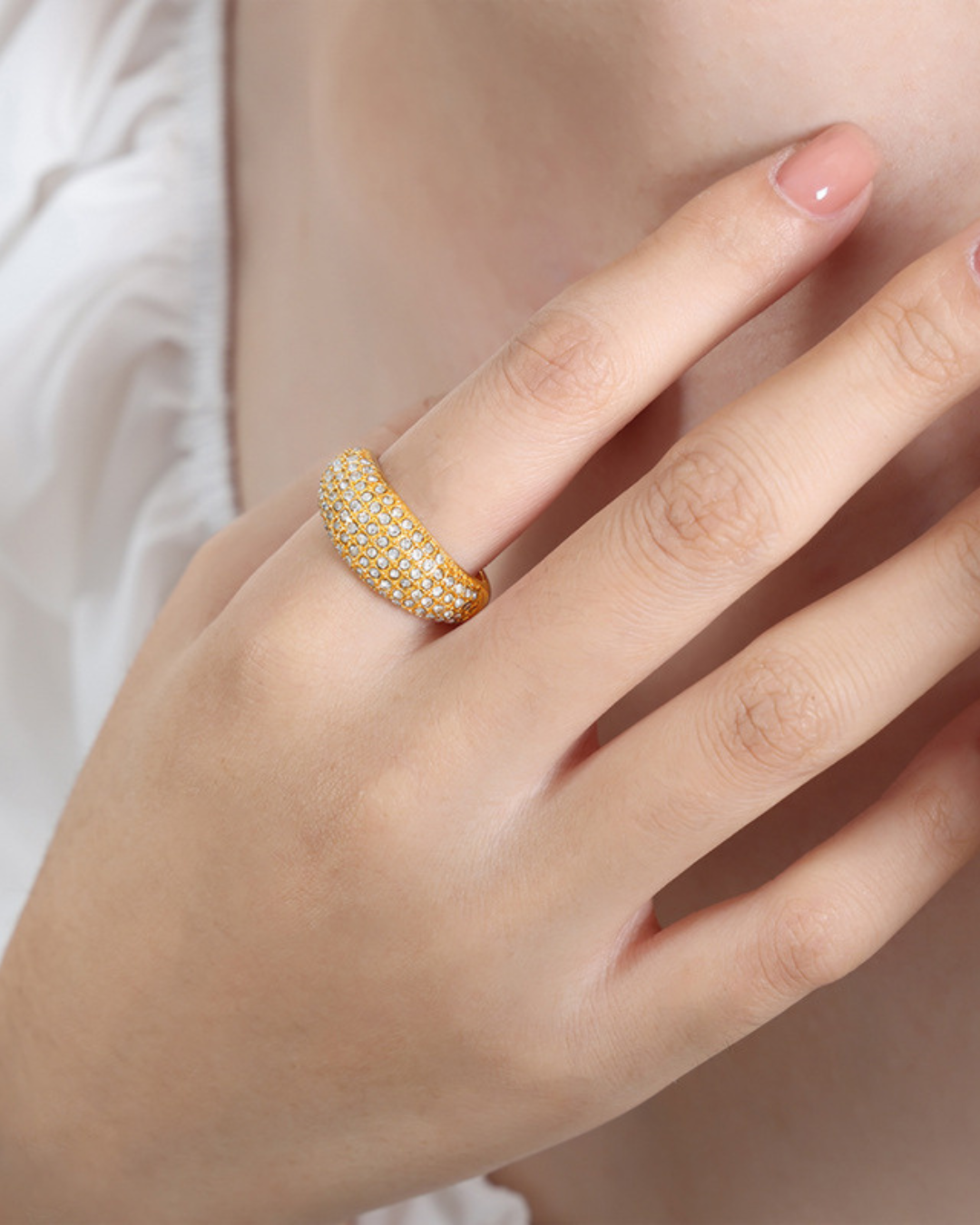 Celestea Ring – Anel cravejado com zircônias em aro largo prata ou dourado