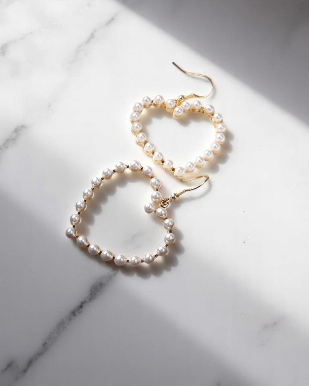 Colette Earrings – Brincos de Coração com Pérolas e Design Romântico Feminino