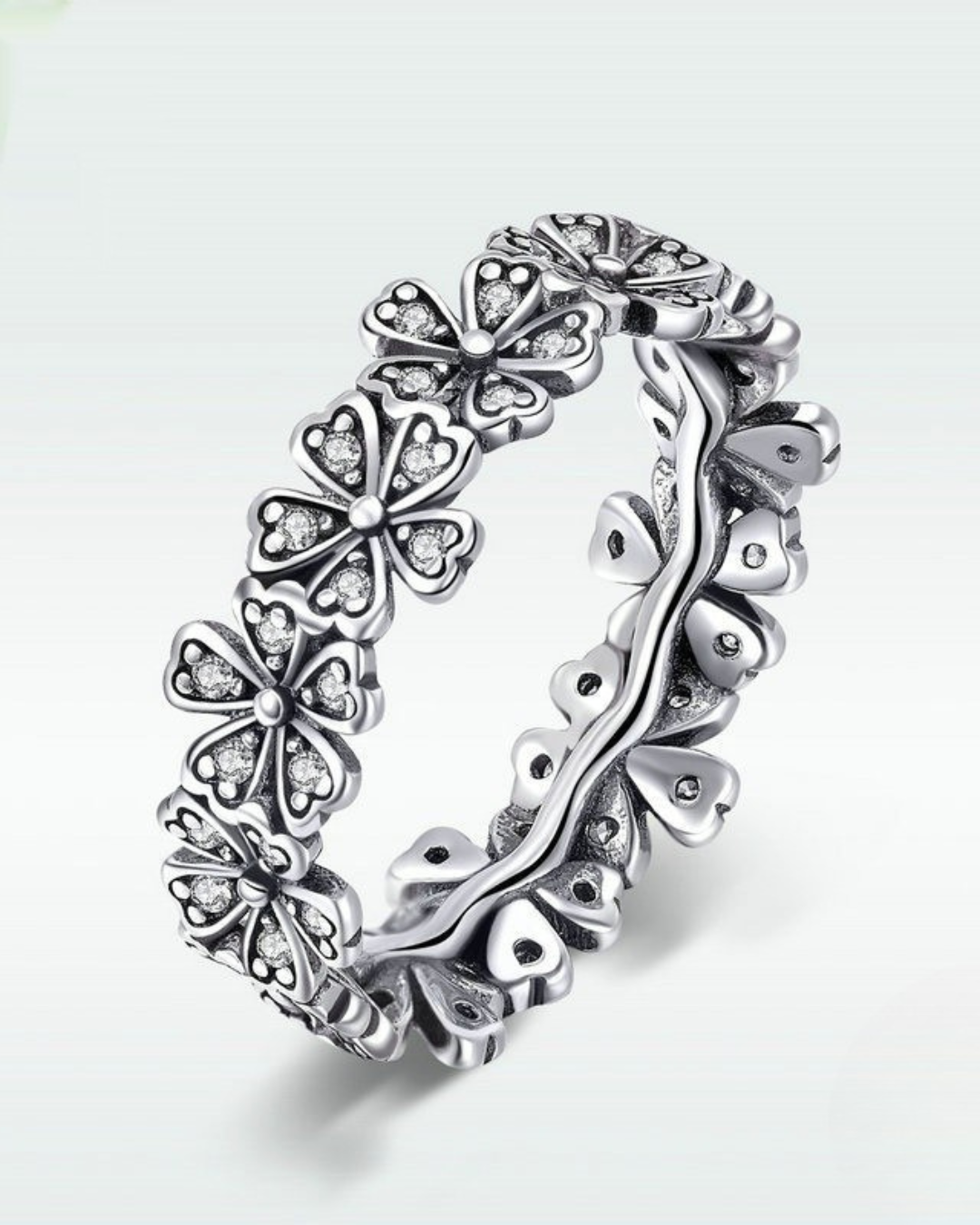 Daiséa Ring – 925 Silver ring with studded daisy flowers and detailed continuous band