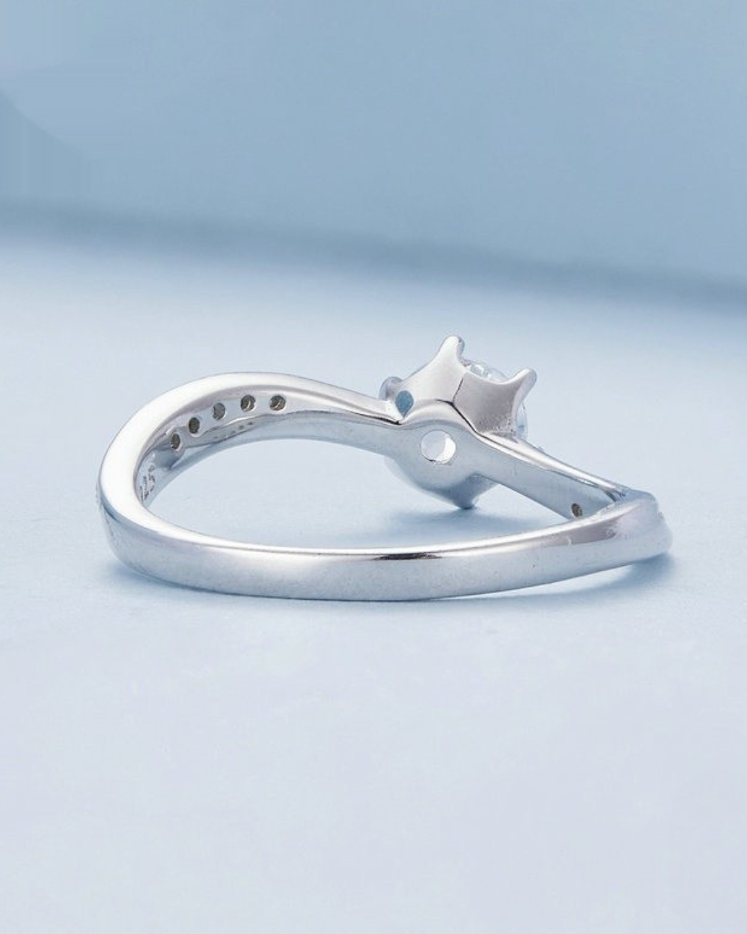 Élancy Ring – Anel em Prata 925 com solitário central e aro torcido cravejado com zircônias