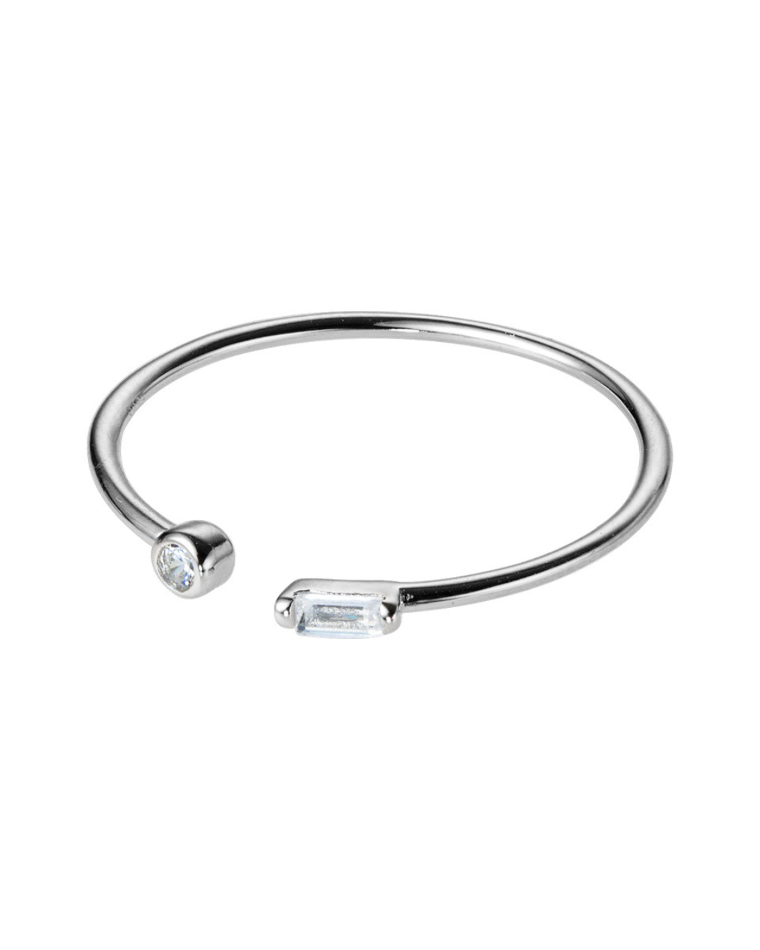 Iselya Ring – Anel aberto com zircônias lapidadas, disponível em prata e dourado com design minimalista