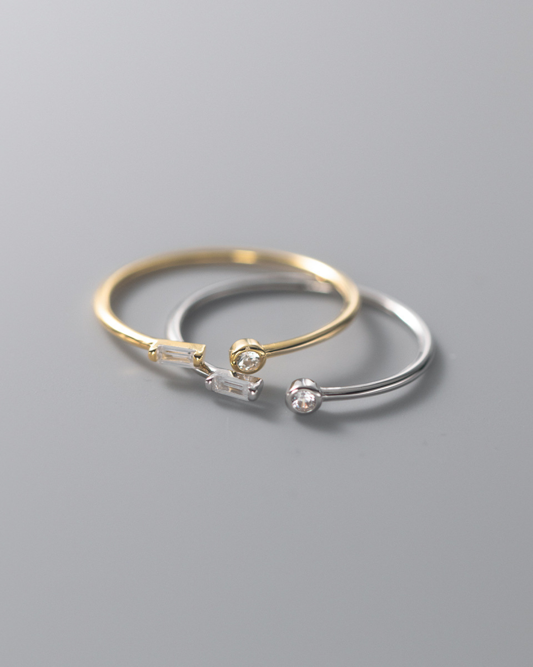 Iselya Ring – Anel aberto com zircônias lapidadas, disponível em prata e dourado com design minimalista