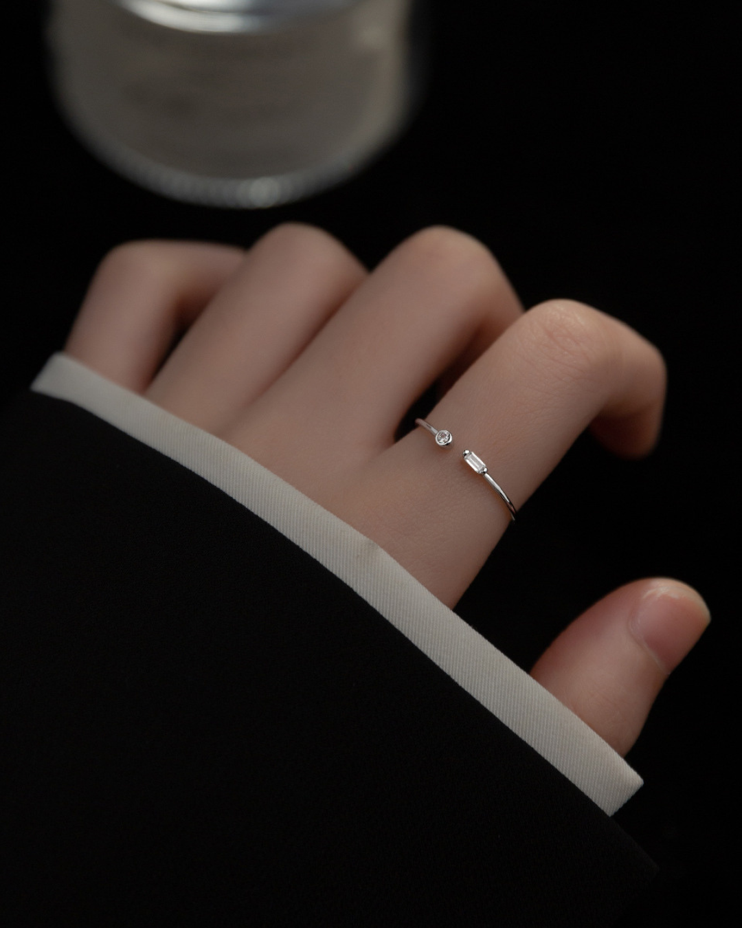 Iselya Ring – Anel aberto com zircônias lapidadas, disponível em prata e dourado com design minimalista