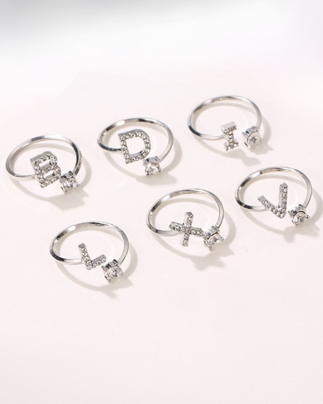 Lettera Ring – Anel com inicial cravejada e zircônia solitária, prateado e ajustável