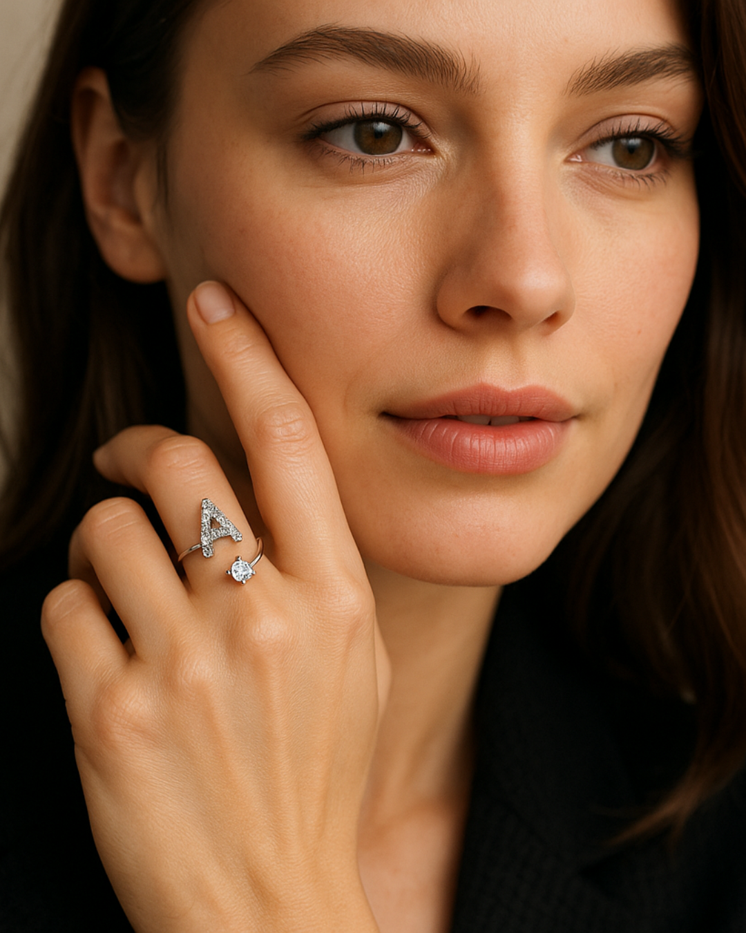 Lettera Ring – Anel com inicial cravejada e zircônia solitária, prateado e ajustável