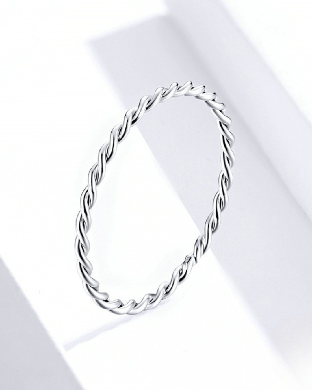 Lívia Ring – Anel em Prata 925 com design torcido minimalista e elegante