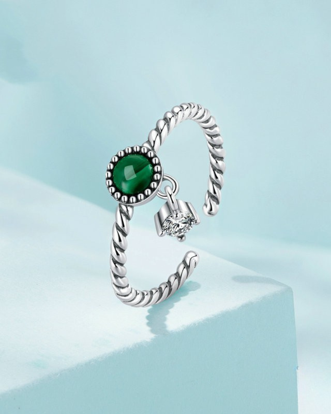 Malya Ring – Anel em Prata 925 com pedra verde malaquita e zircônia pendente, ajustável e elegante