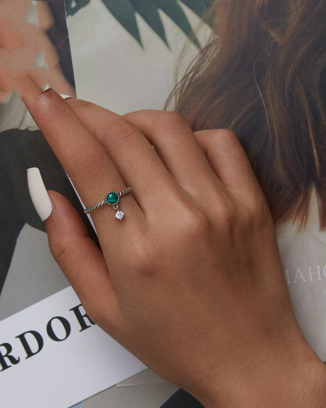 Malya Ring – Anel em Prata 925 com pedra verde malaquita e zircônia pendente, ajustável e elegante