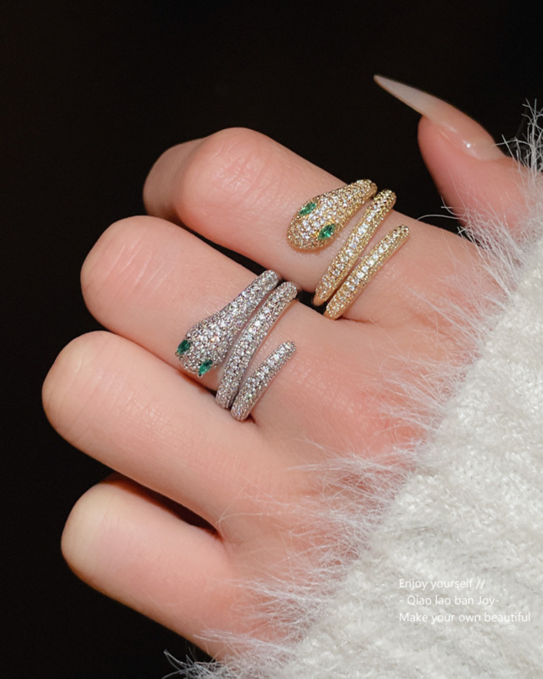 Nahyra Ring – Anel serpente cravejado com olhos verdes, disponível em dourado e prateado