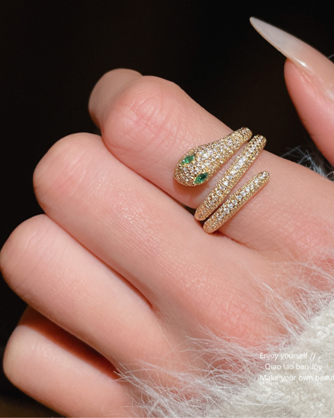 Nahyra Ring – Anel serpente cravejado com olhos verdes, disponível em dourado e prateado