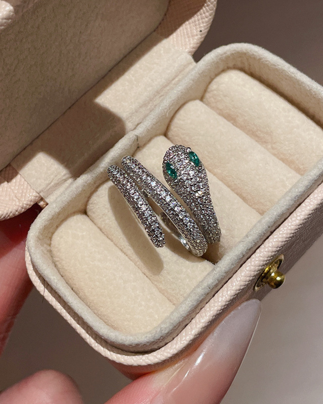 Nahyra Ring – Anel serpente cravejado com olhos verdes, disponível em dourado e prateado