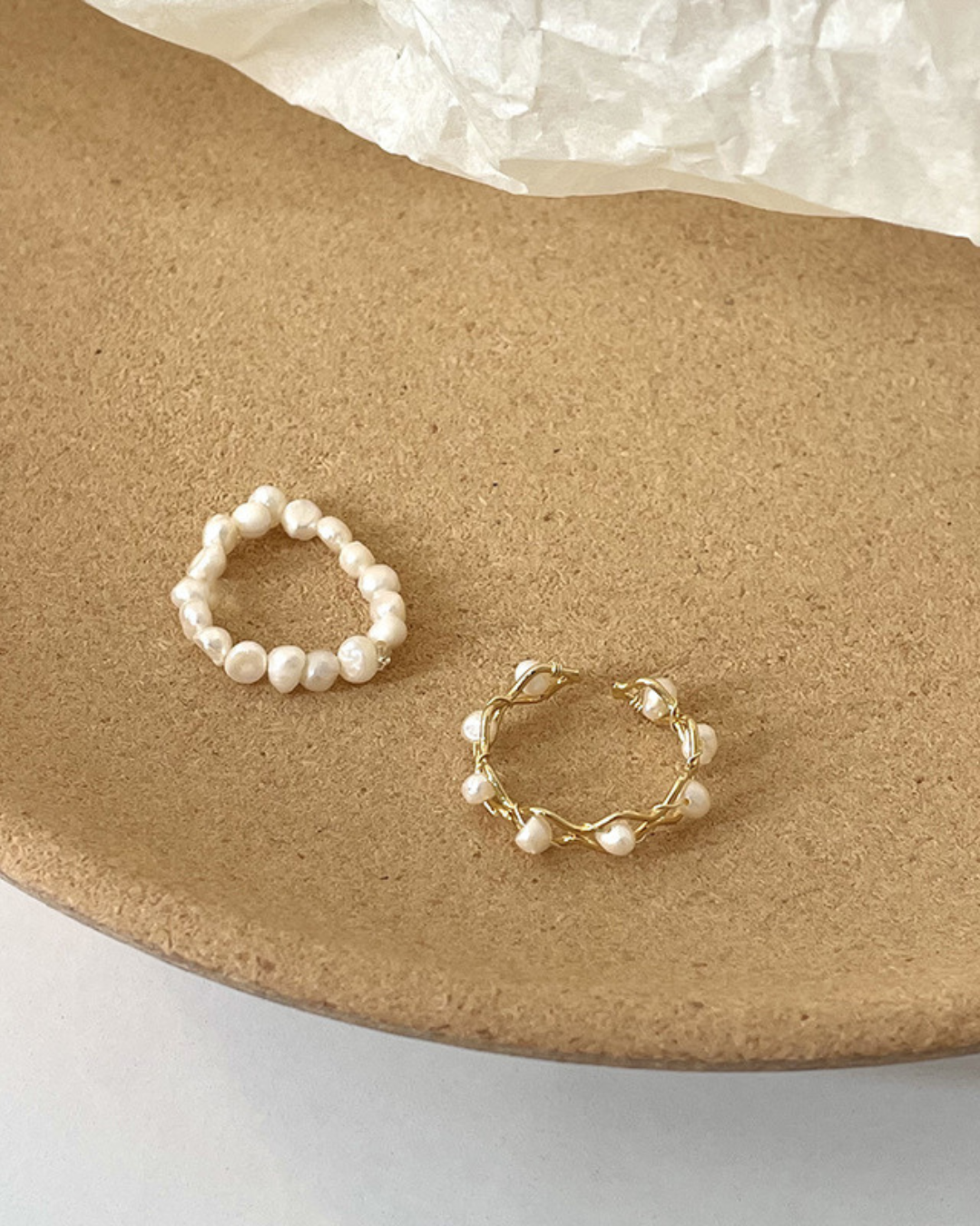 Náia Ring – Anel aberto com pérolas de água doce e aro trançado artesanal dourado