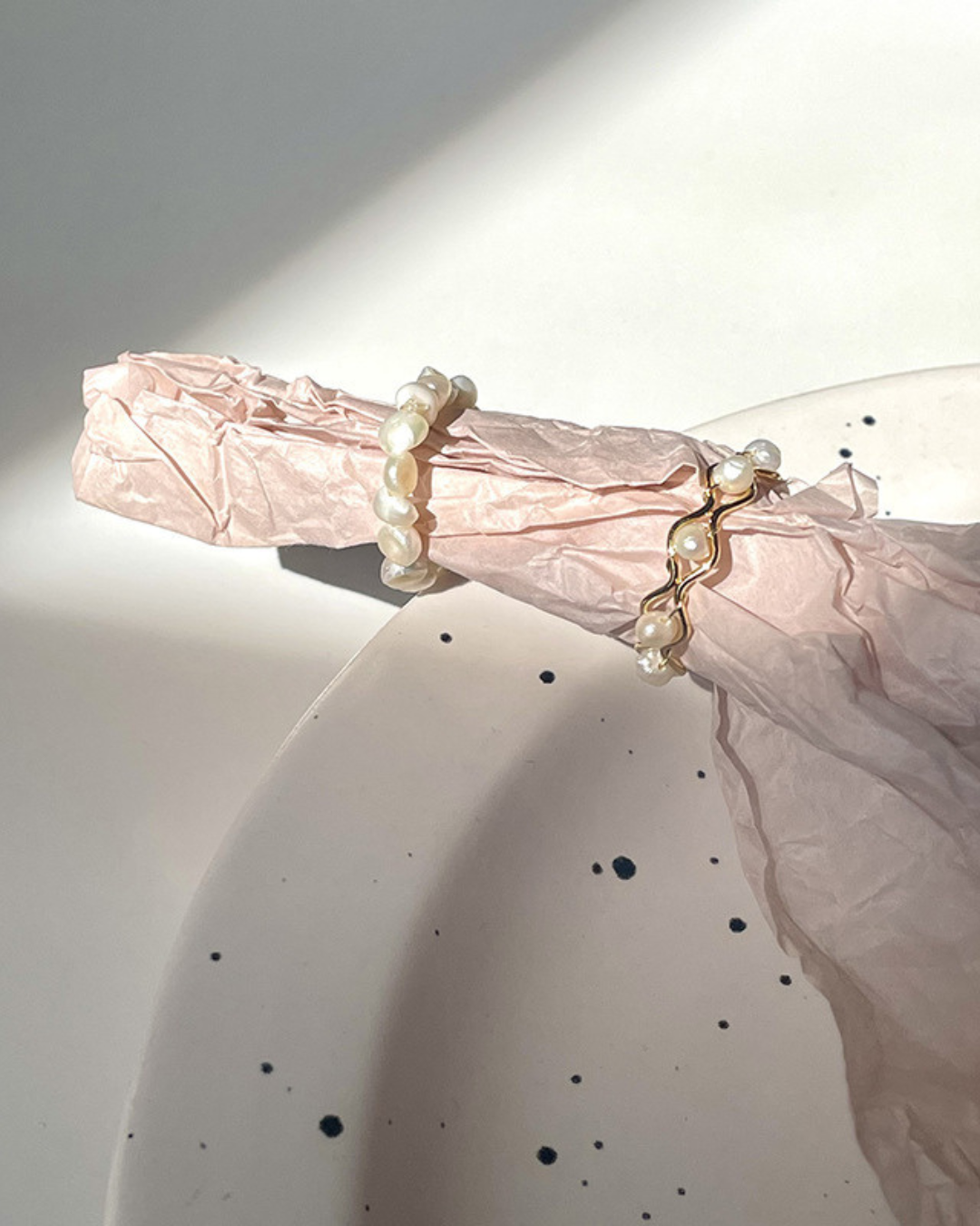 Náia Ring – Anel aberto com pérolas de água doce e aro trançado artesanal dourado