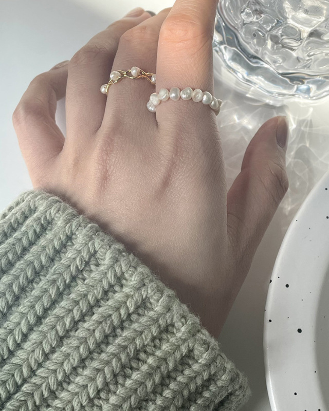 Náia Ring – Anel aberto com pérolas de água doce e aro trançado artesanal dourado