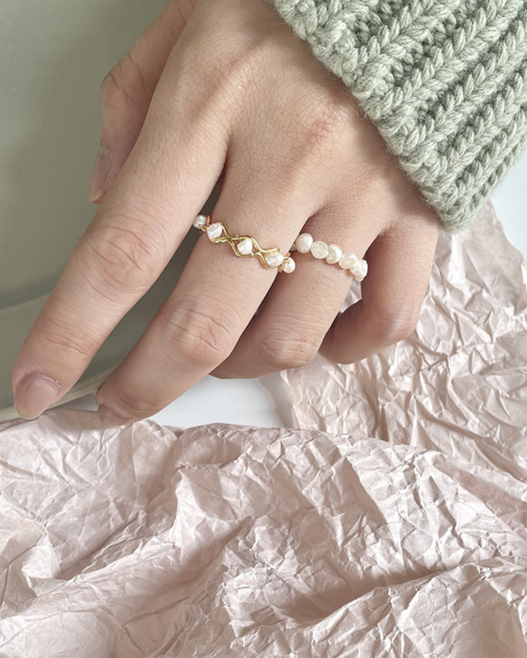 Náia Ring – Anel aberto com pérolas de água doce e aro trançado artesanal dourado