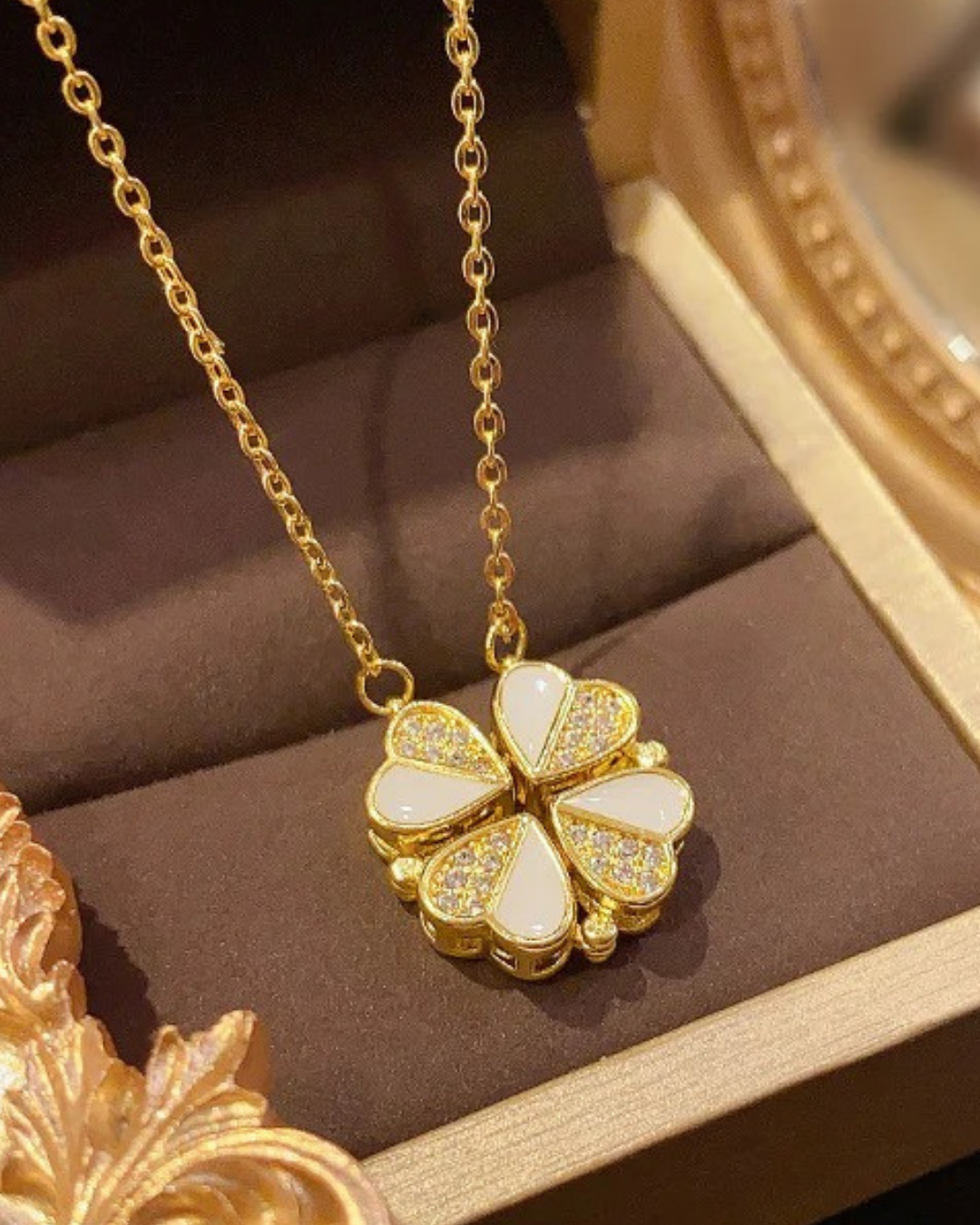 Riviera Clover Colar com Trevo Madrepérola Dourado Serenyah