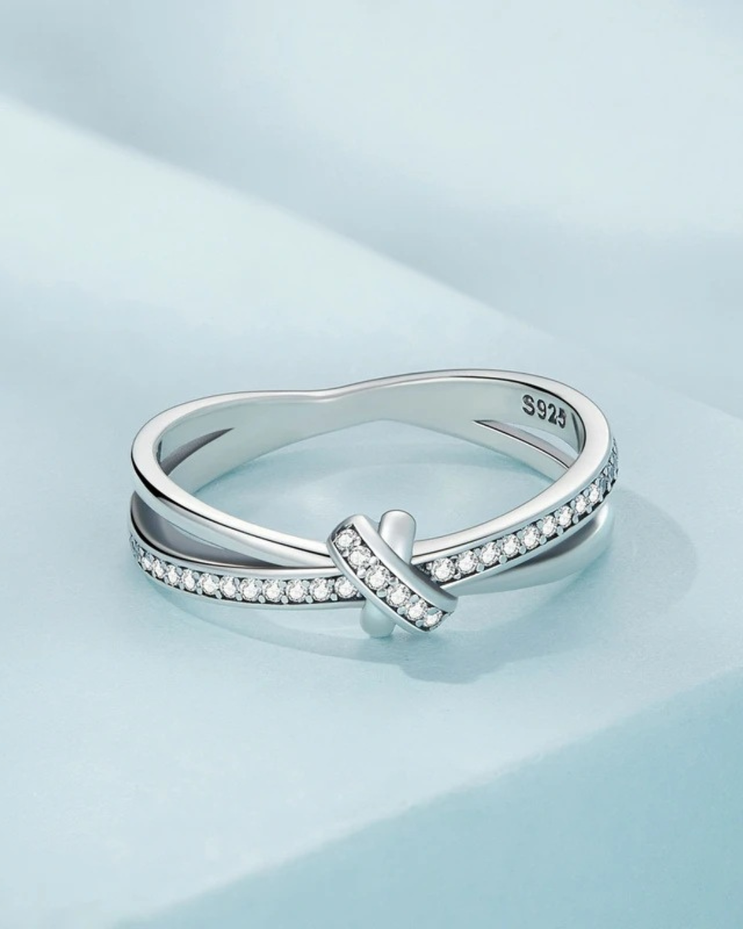 Soléa Ring – Anel com nó entrelaçado em Prata 925 e cravação de zircônias em prata ou dourado