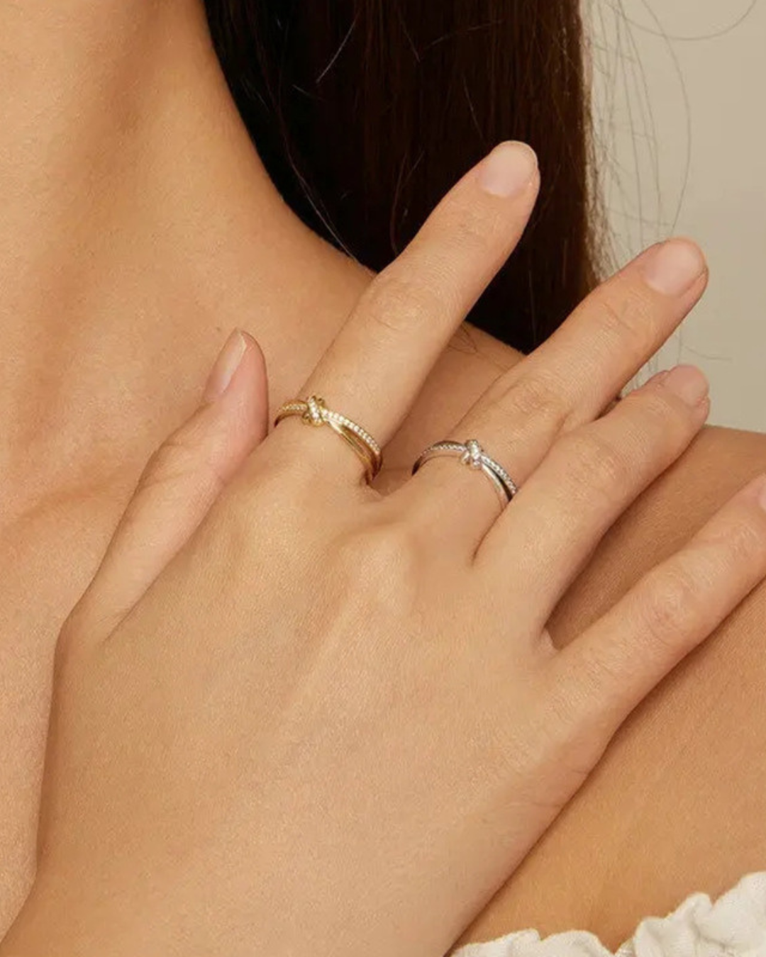 Soléa Ring – Anel com nó entrelaçado em Prata 925 e cravação de zircônias em prata ou dourado