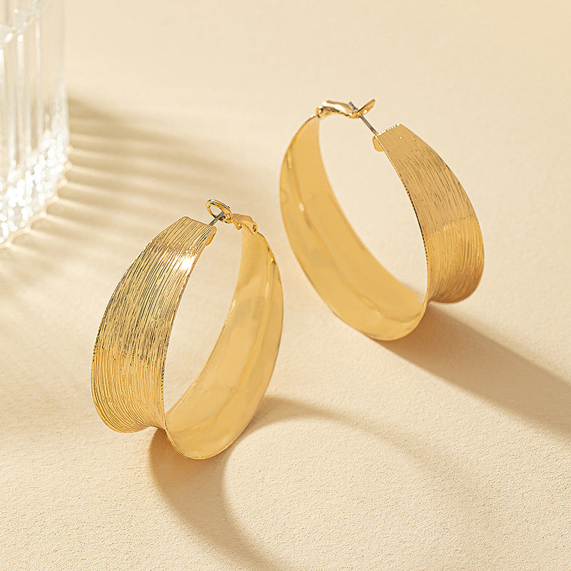 Étoile Dorée – Wide Gold Hoop Earrings – Serenyah