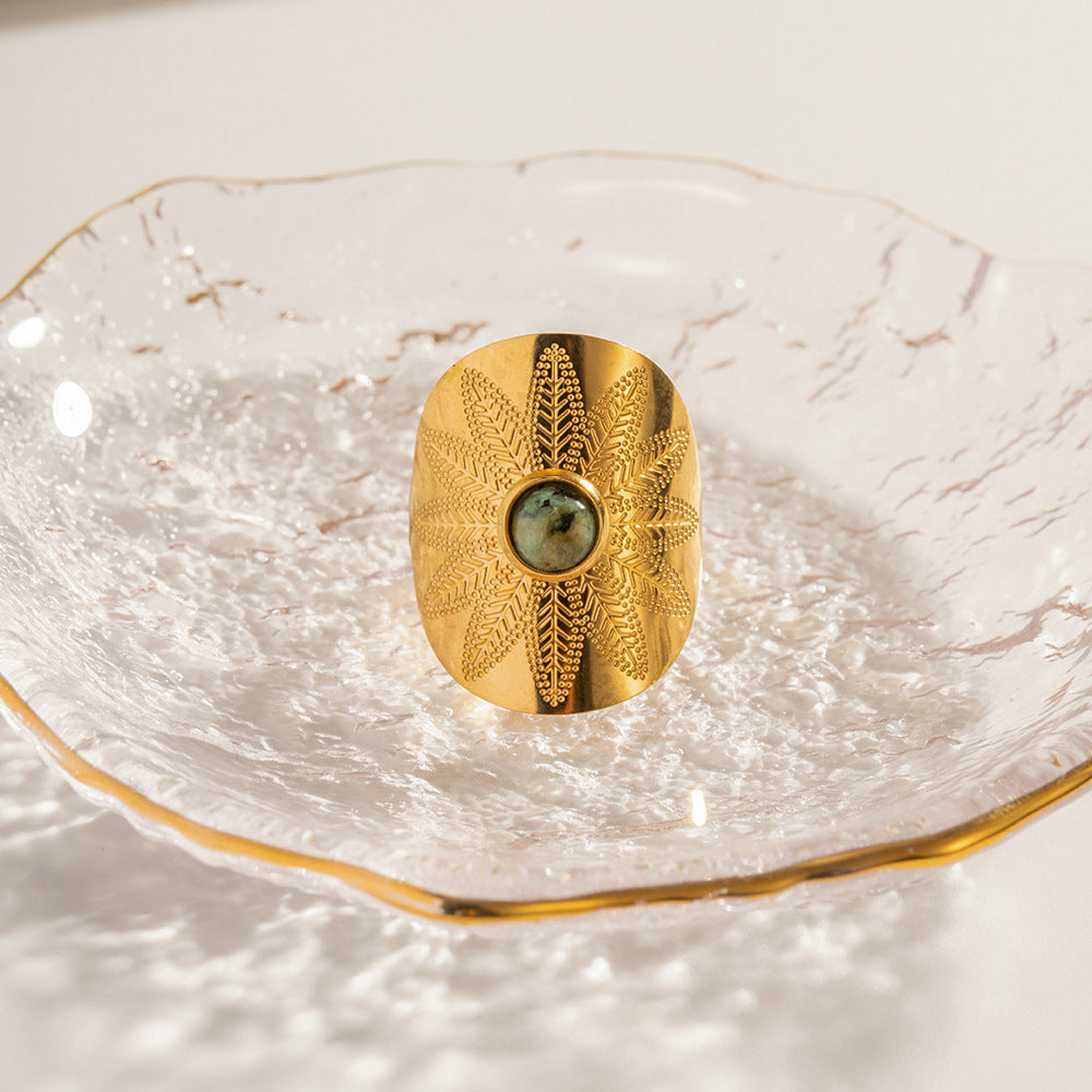 Aksum Ring – Anel com Turquesa Africana esculpida e base metálica larga estilo boho-chic