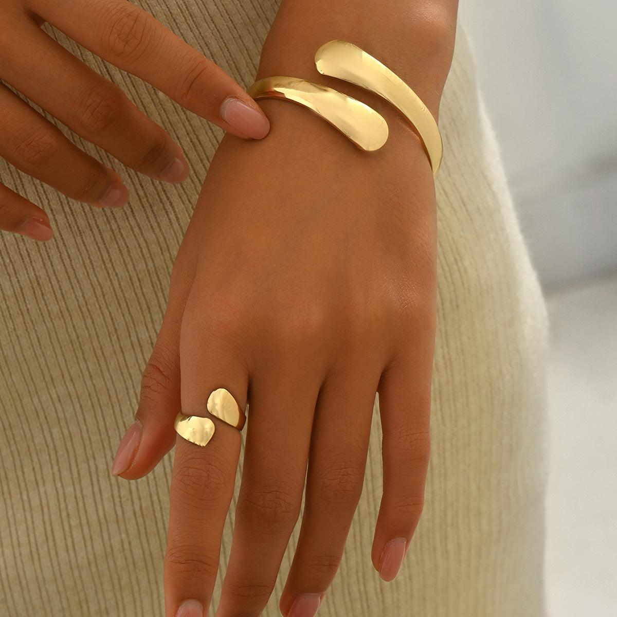 Forma Libera - Conjunto Dourado de Pulseira e Anel com Design Orgânico | Serenyah