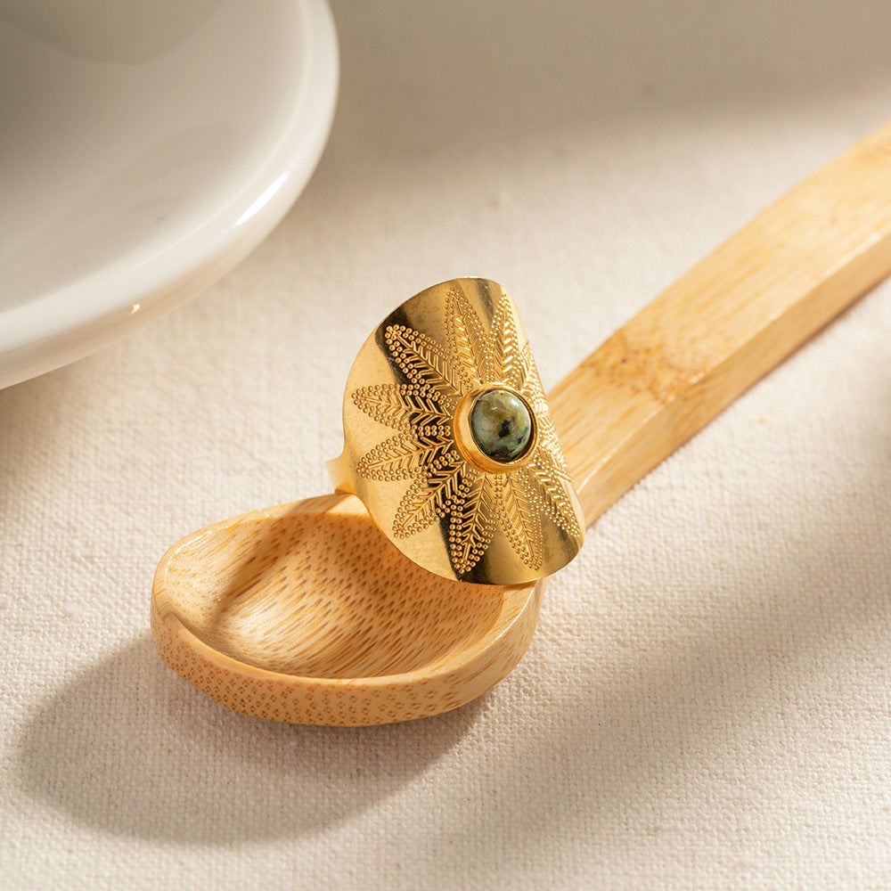 Aksum Ring – Anel com Turquesa Africana esculpida e base metálica larga estilo boho-chic